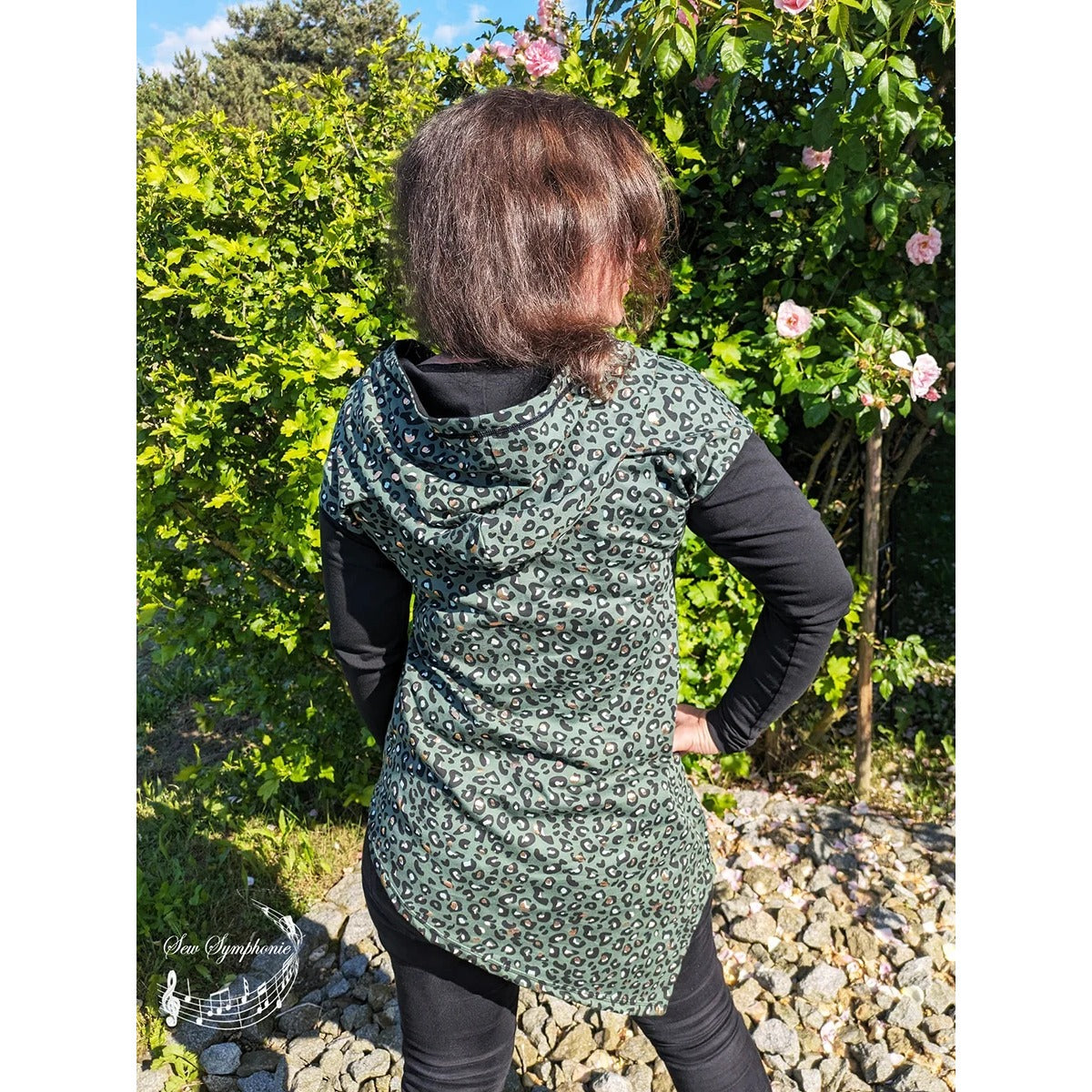 One Tip Shirt Damen als Hoodie im Stoffmix: grüner Leo-Print mit angenähten schwarzen Langarm-Ärmeln, Rückansicht mit Kapuze und asymmetrischem Zipfelsaum