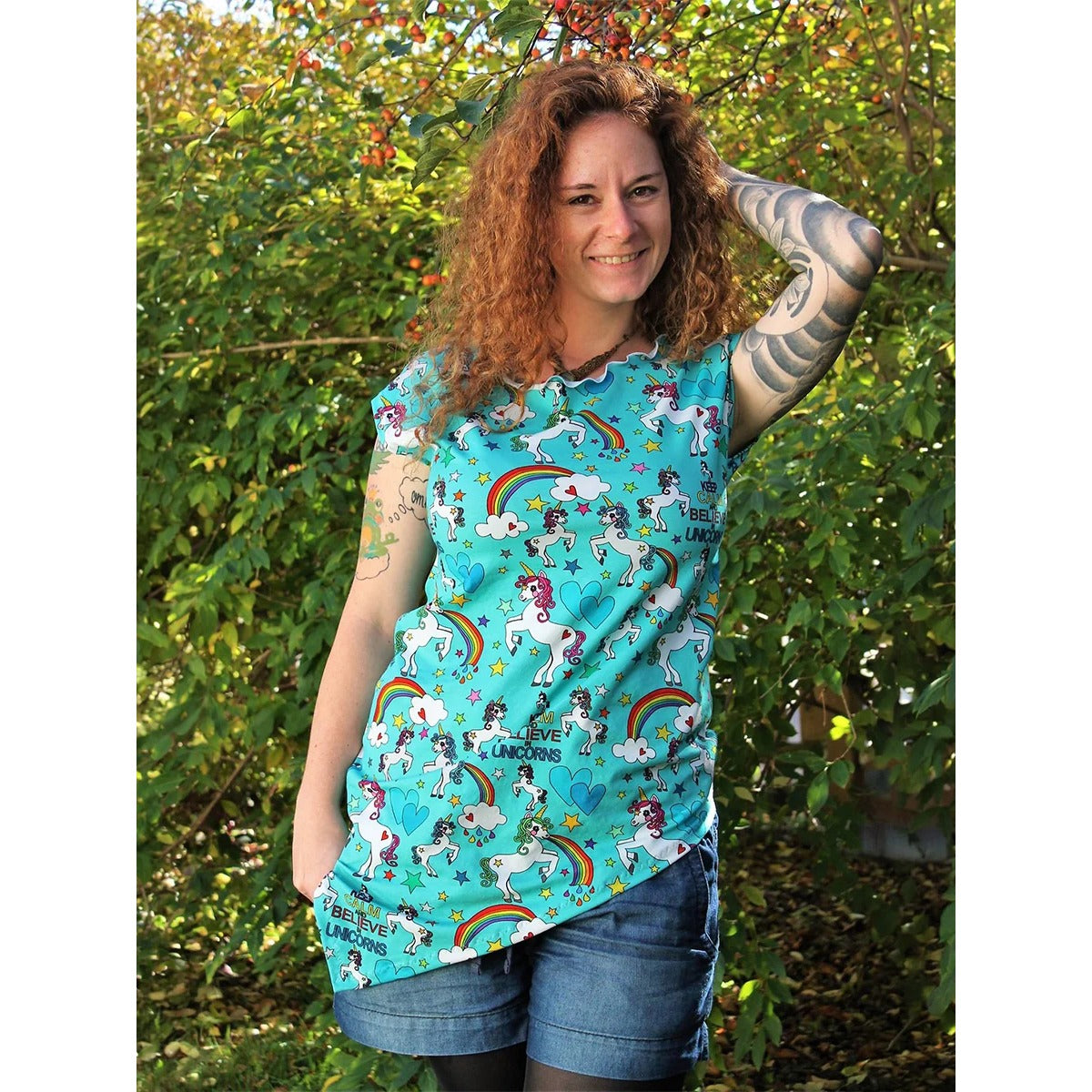 One Tip Shirt Damen aus türkisem Jersey mit Einhorn- und Regenbogen-Print, Halsausschnitt mit Rollsaum versäubert, kurze überschnittene Ärmel