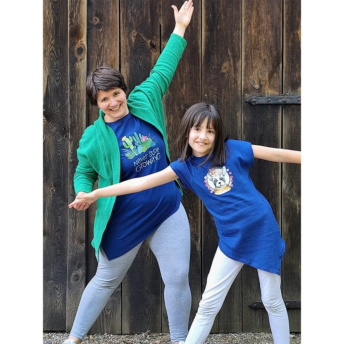 One Tip Shirt Kinder im Partnerlook mit dem One Tip Shirt Damen – Mutter und Tochter in blauen Shirts mit Kaktus- und Hundeprint, Mama-Kind-Look