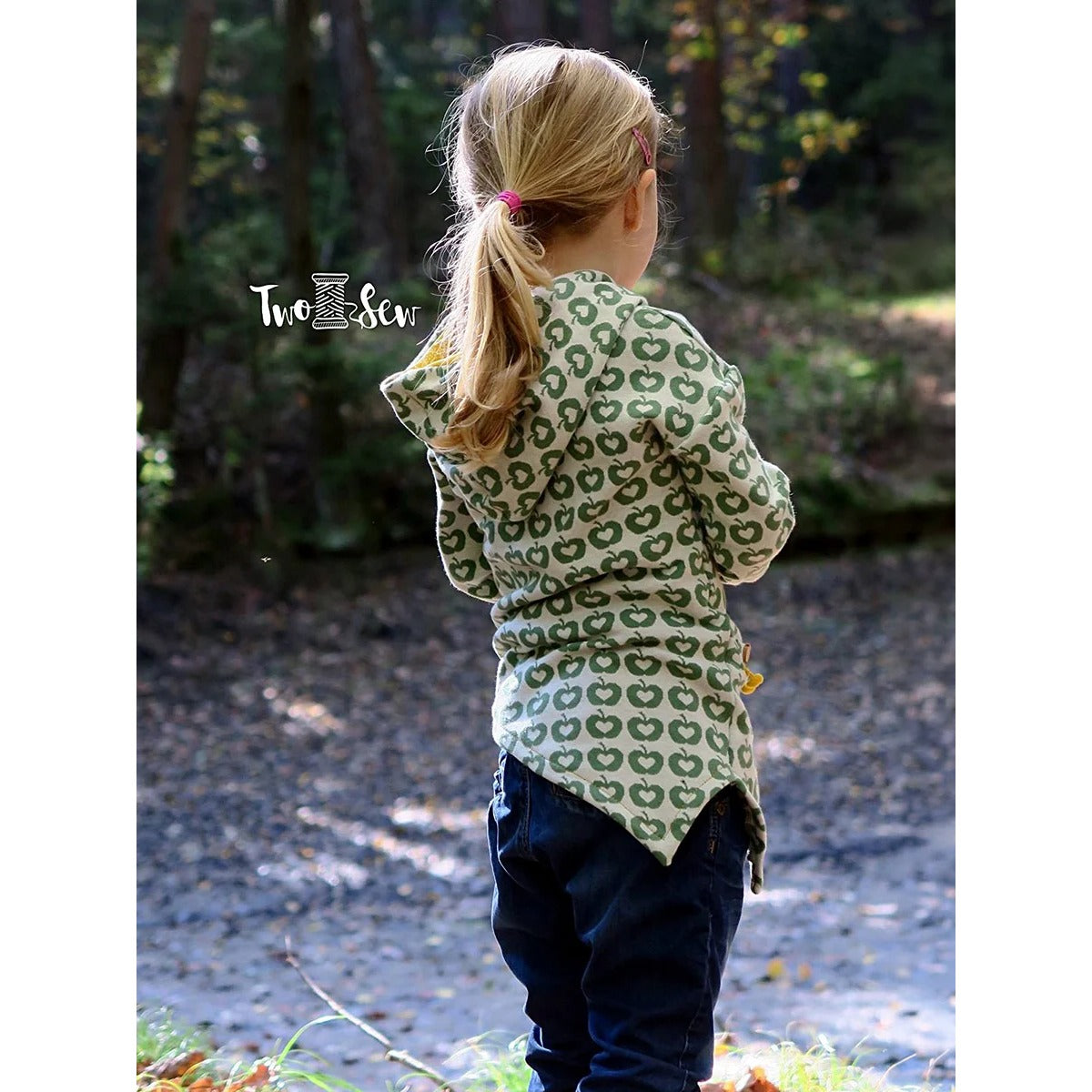 One Tip Shirt Kinder als Hoodie aus Apfel-Sweat in Grün-Natur, Langarm mit Kapuze, Rückenansicht mit asymmetrischem Zipfelsaum