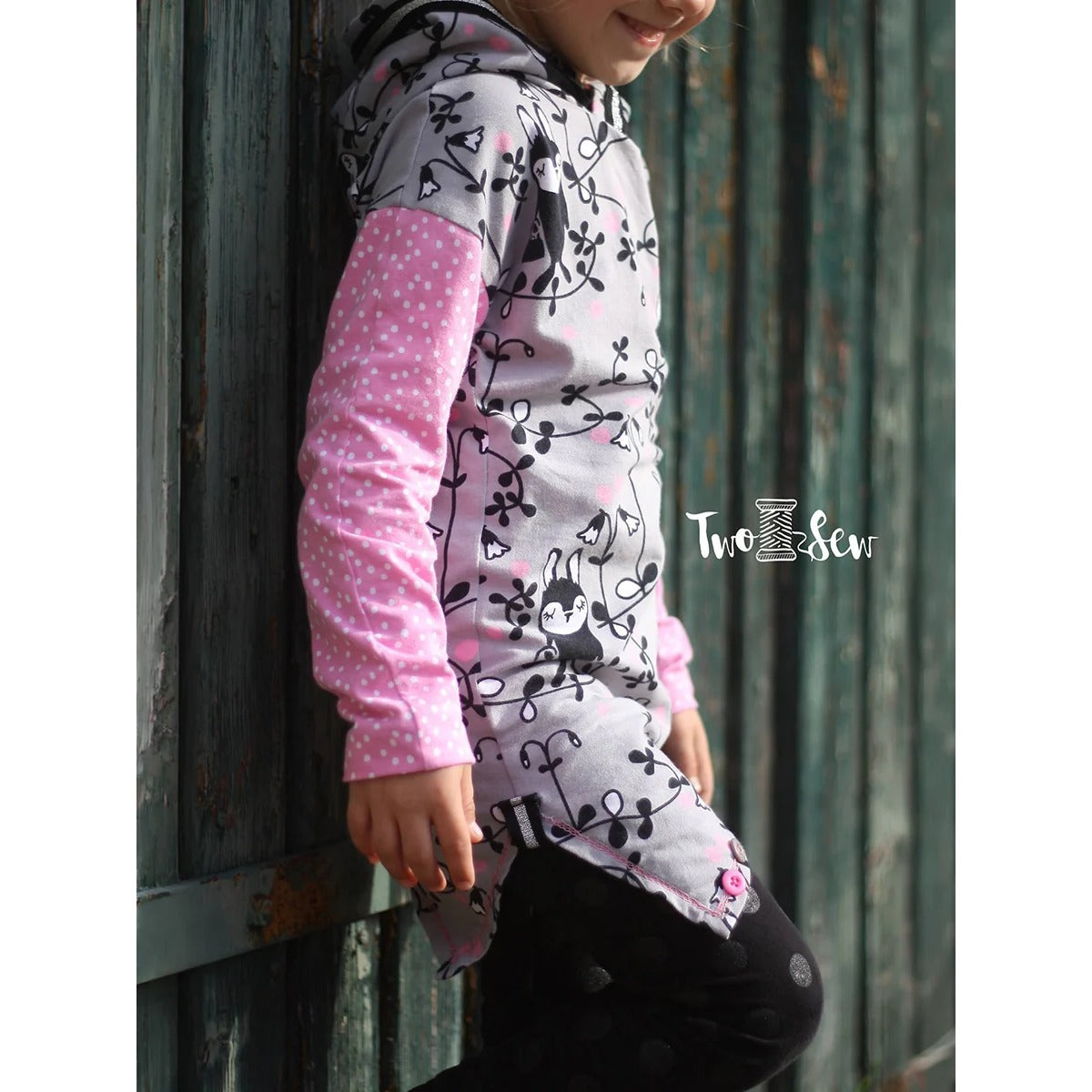 One Tip Shirt Kinder als Langarm-Hoodie aus grauem Jersey mit Hasen-Print und rosa gepunkteten Ärmeln, Seitenansicht mit Zipfelsaum