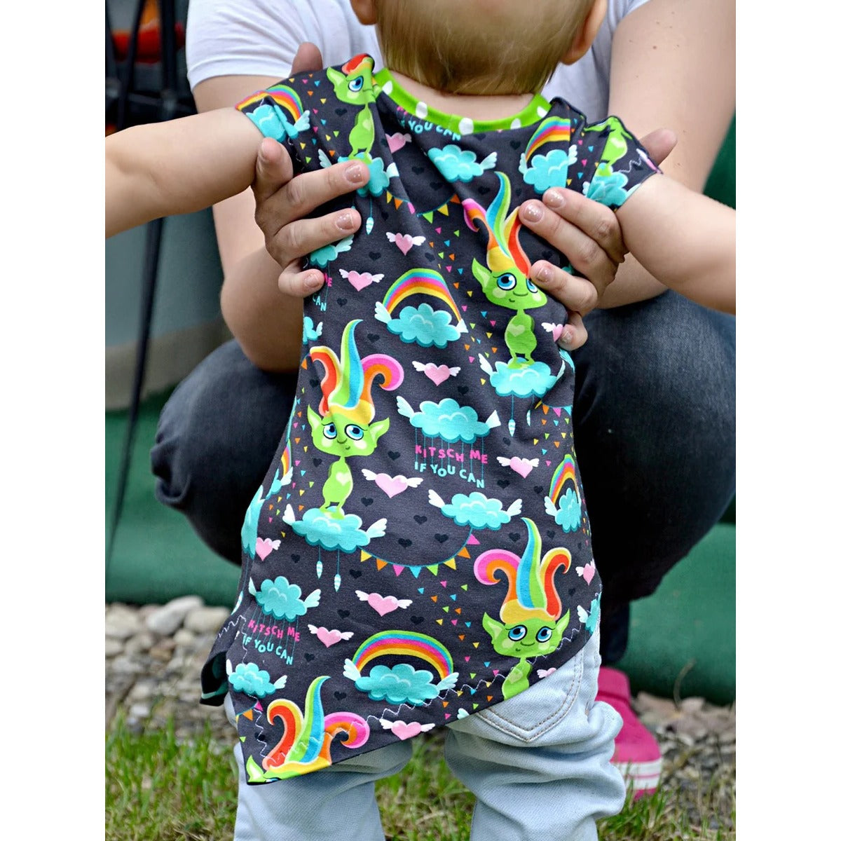 One Tip Shirt Kinder aus dunkelgrauem Troll-Jersey mit Regenbogen-Print, Kleinkind in kleiner Größe, Zipfelsaum mit Zierstich abgesteppt