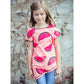 One Tip Shirt Kinder aus rosa Melonenstoff, Hals- und Armausschnitte versäubert und Zipfelsaum von außen abgesteppt