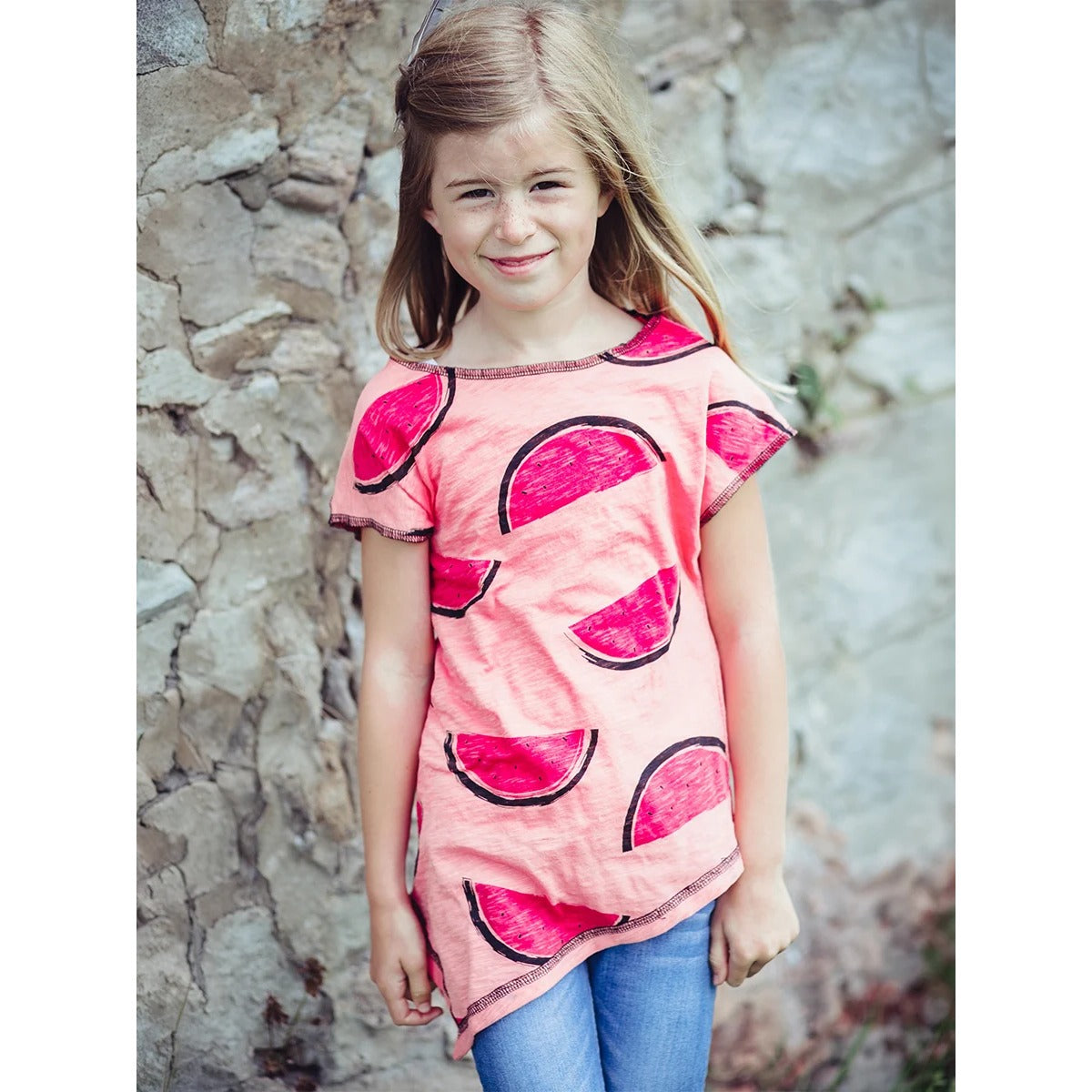 One Tip Shirt Kinder aus rosa Melonenstoff, Hals- und Armausschnitte versäubert und Zipfelsaum von außen abgesteppt