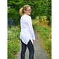One Tip Shirt Damen als schlichtes weißes Langarmshirt, Rückansicht mit asymmetrischem Zipfelsaum