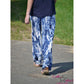 Plisseehose Damen – blaue Batik-Plisseehose, kombiniert mit hellem Oberteil