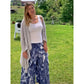Plisseehose Damen – Batik-Plisseehose mit weißem Top und grauer Jacke