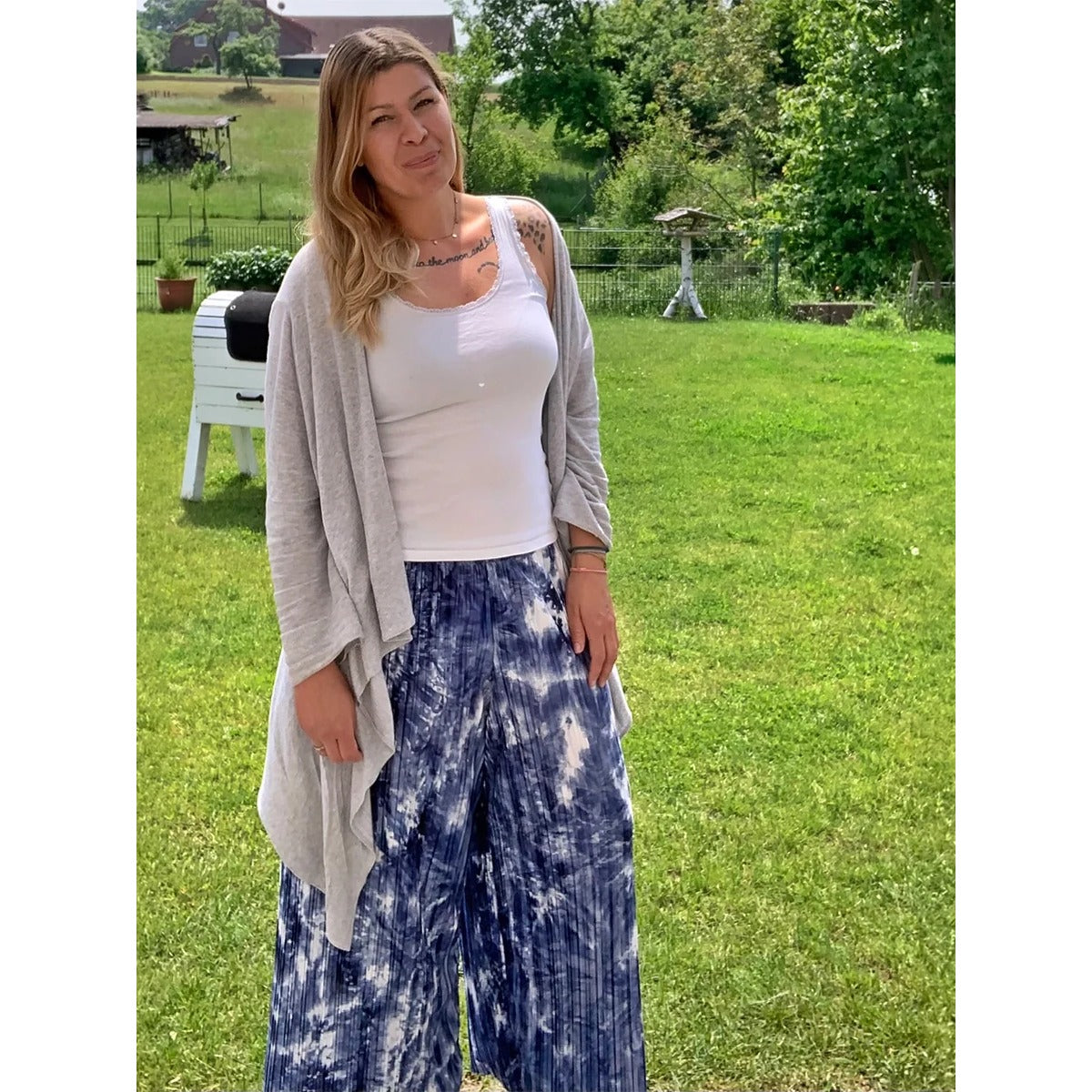 Plisseehose Damen – Batik-Plisseehose mit weißem Top und grauer Jacke