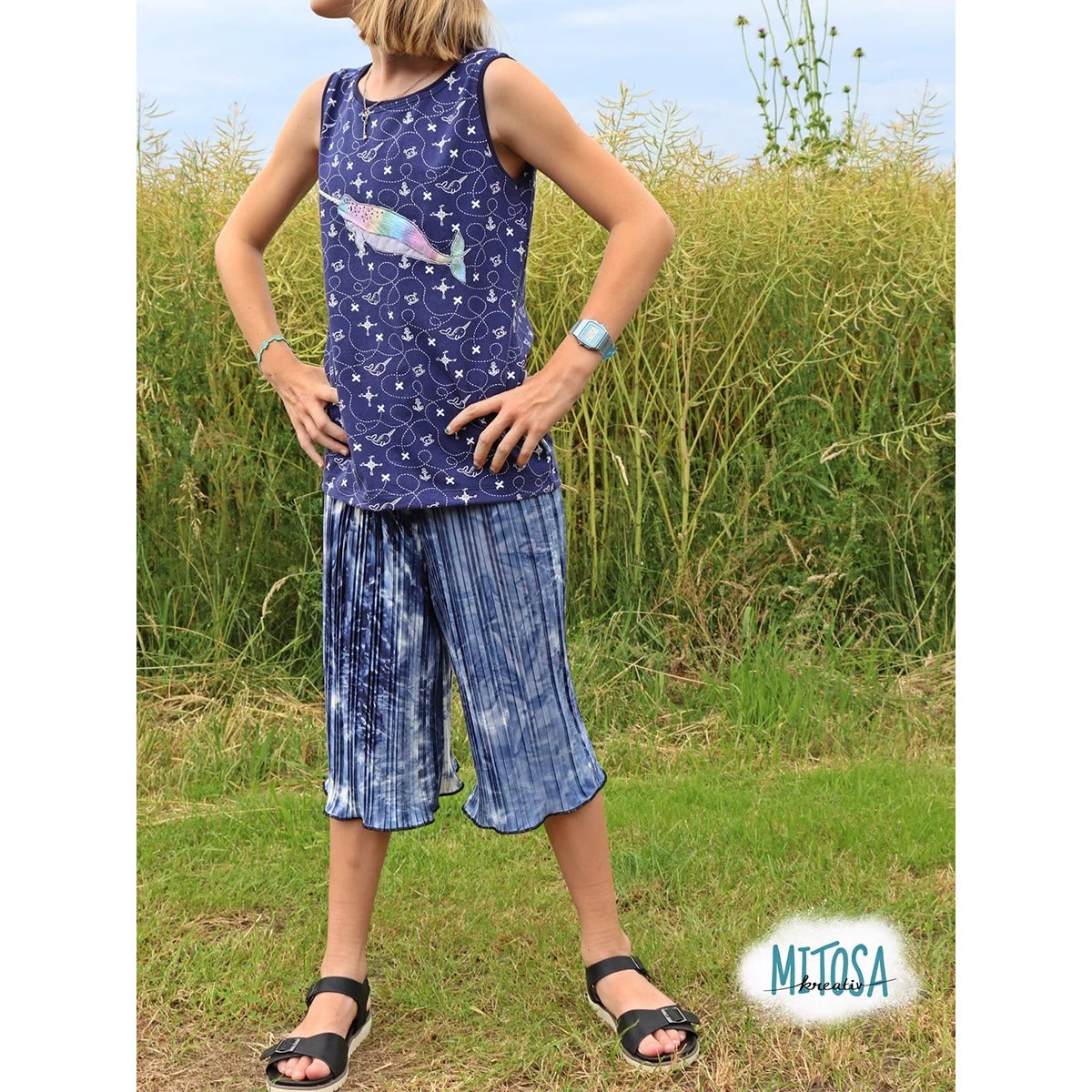 Plisseehose Mädchen – blaue Batik-Plisseehose mit Rollsaum in 3/4-Länge, dazu Top mit Schwertwal-Stickdatei