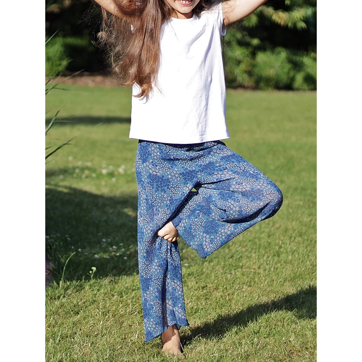 Plisseehose Mädchen – blaue Plisseehose mit Blümchenmuster und weißem Shirt