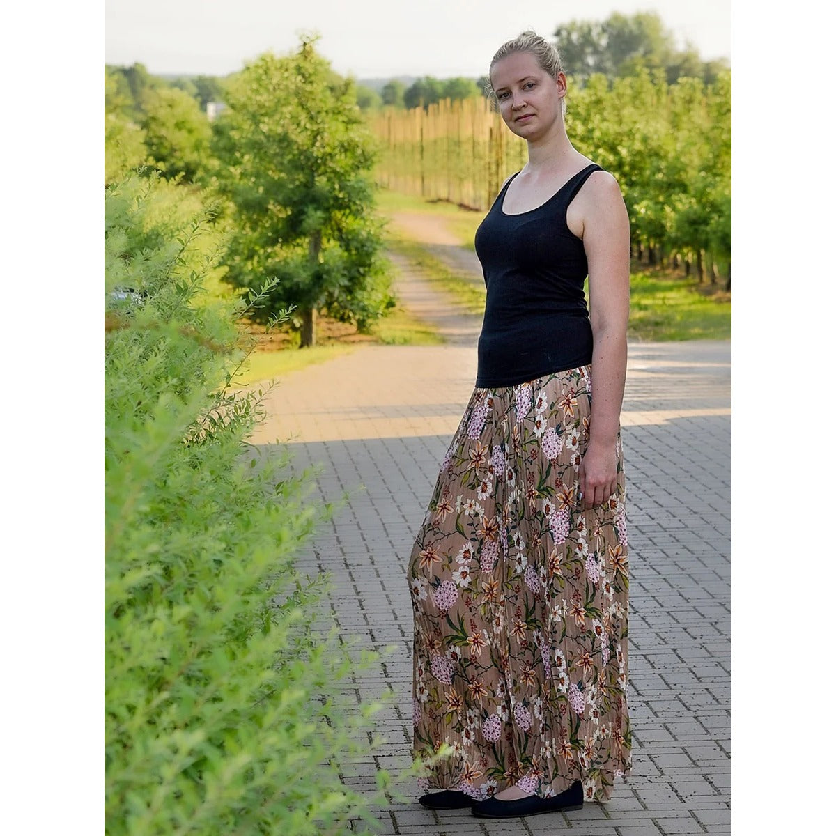 Plisseehose Damen – braune Plisseehose mit Blumenmuster und schwarzem Top