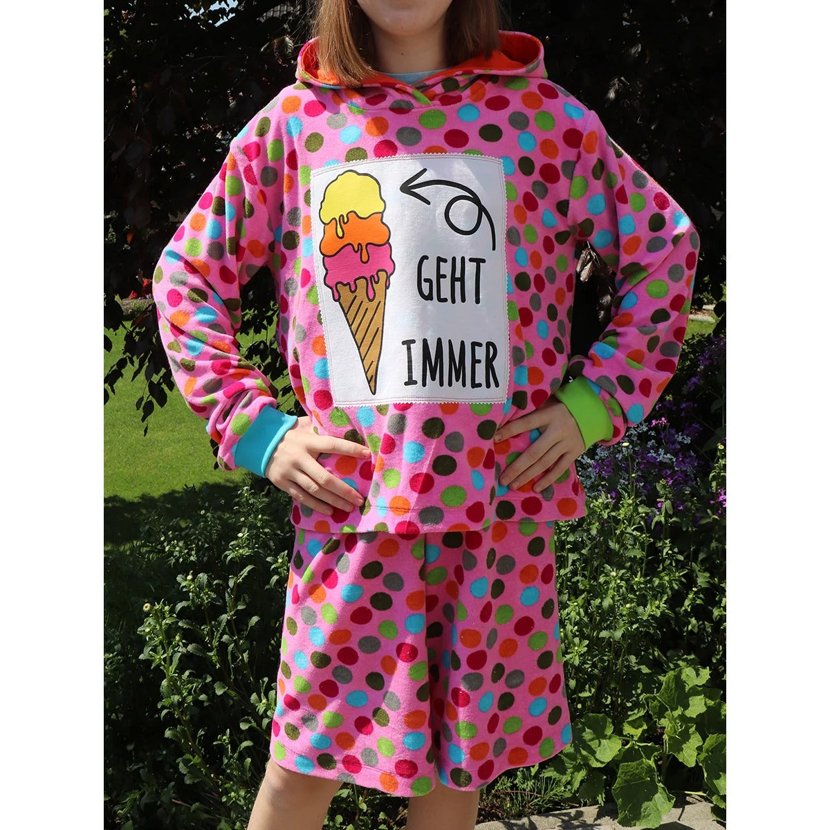 Plisseerock Mädchen – pinker Plisseerock aus Frottee mit bunten Punkten, dazu passender Oversize-Hoodie mit Eis-Plot