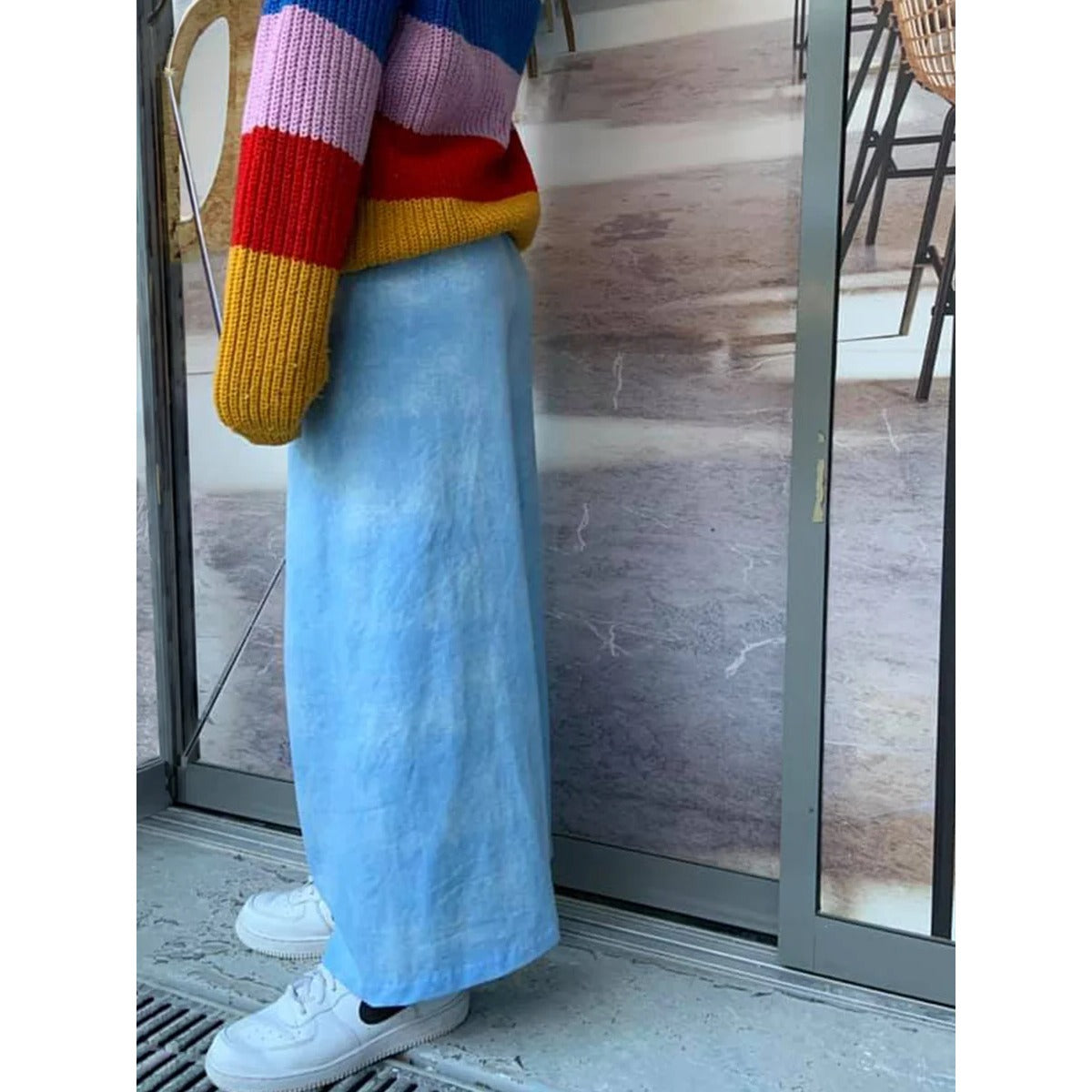 Plisseerock Mädchen – hellblauer Batik-Plisseerock aus Jersey, dazu bunt gestreifter Strickpulli