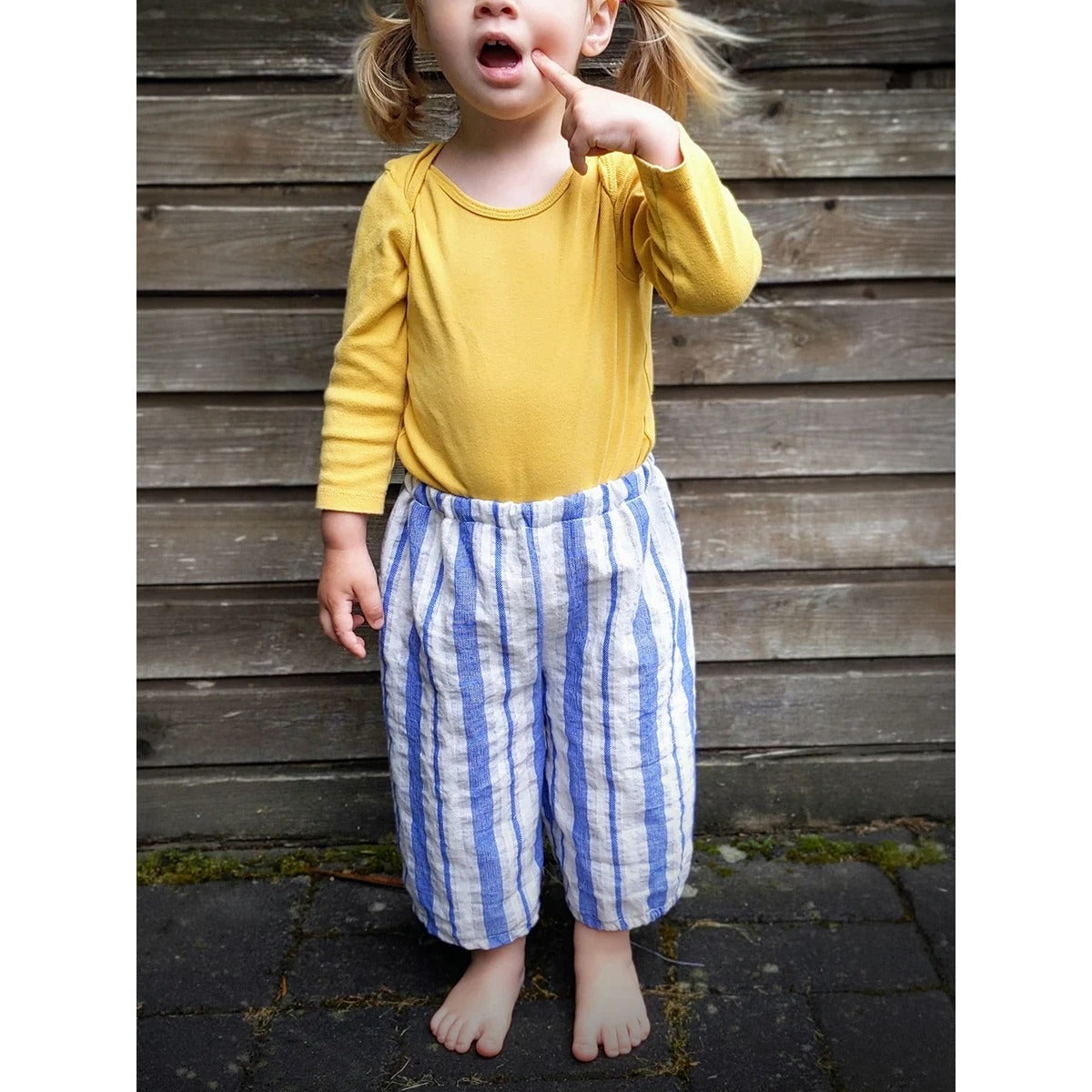 Plisseehose Mädchen – blau-weiß gestreifte Plisseehose aus Leinen, dazu gelbes Langarmshirt