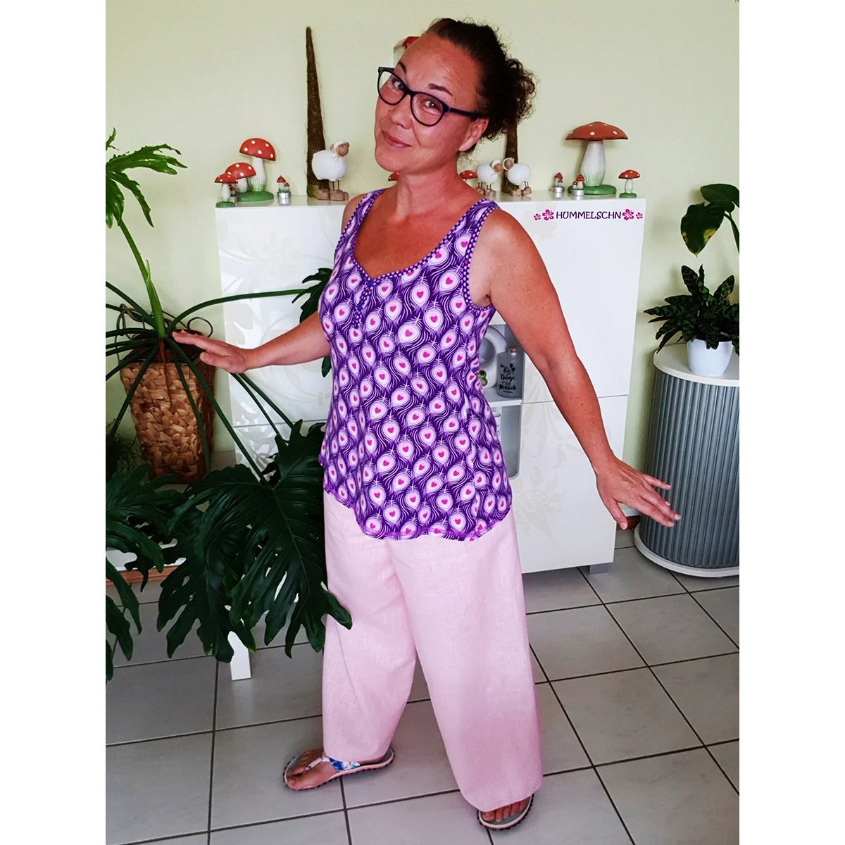 Plisseehose Damen – rosa Plisseehose aus Leinen mit lila Top