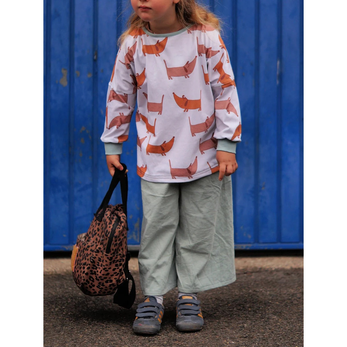 Plisseehose Mädchen – mintfarbene Plisseehose aus Leinen, dazu Dackel-Shirt und Leoparden-Rucksack
