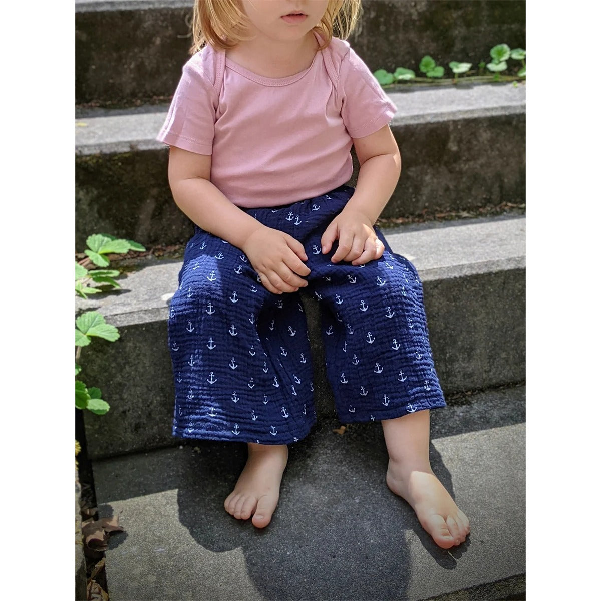 Plisseehose Mädchen – blaue Anker-Plisseehose aus Musselin, dazu rosa Shirt
