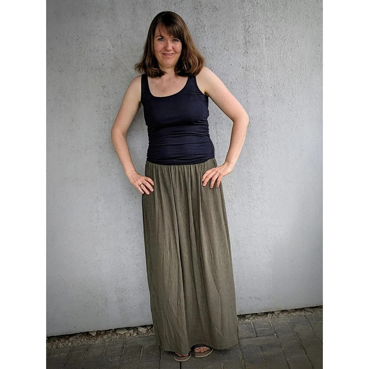 Plisseerock Damen – khakifarbener Plisseerock mit schwarzem Top