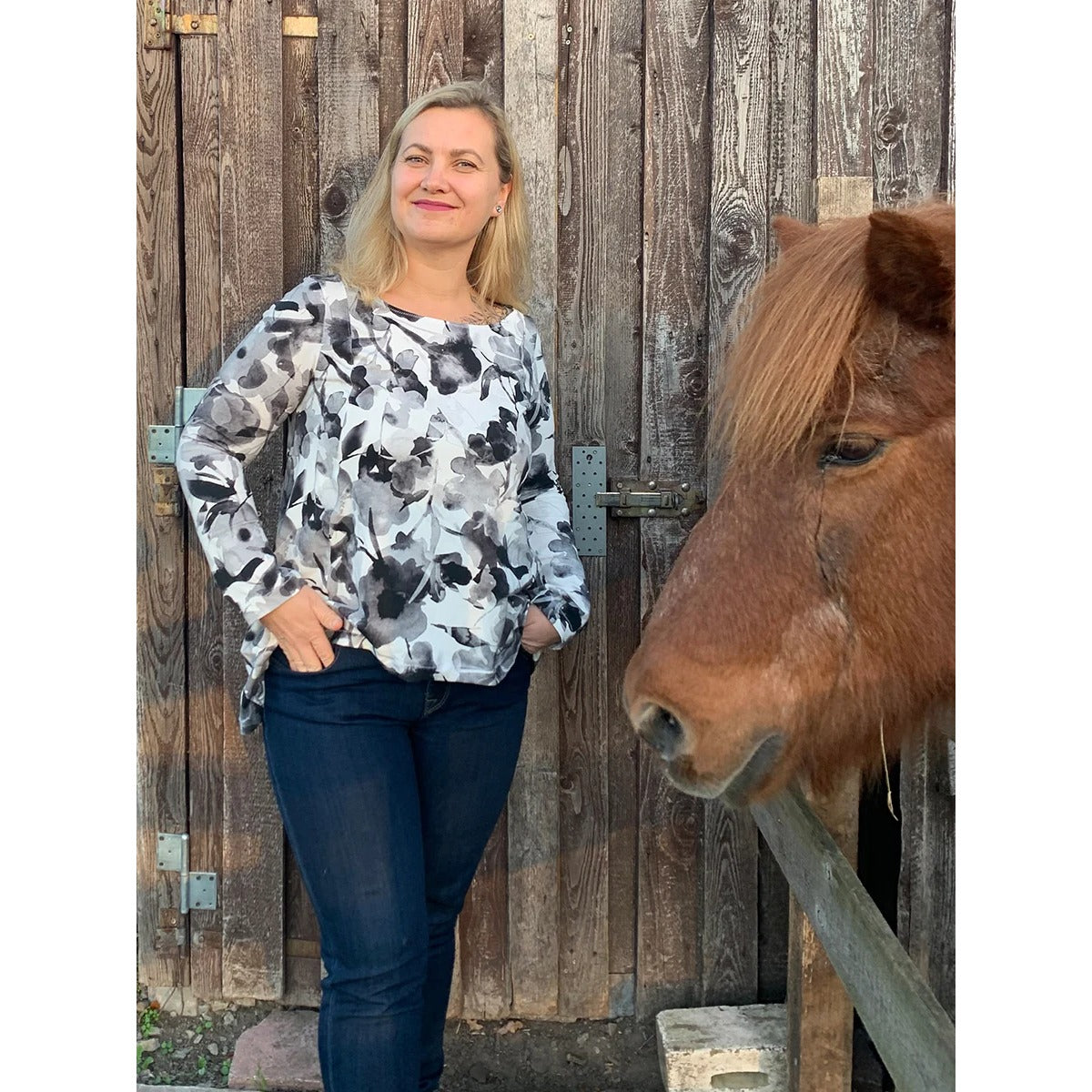 Sandras Zipfelshirt im Stoffmix mit buntem Pferde-Print auf Creme und schwarzen Seitenteilen, Rundhals und Langarm, Vorderansicht – Stoffreste kombiniert