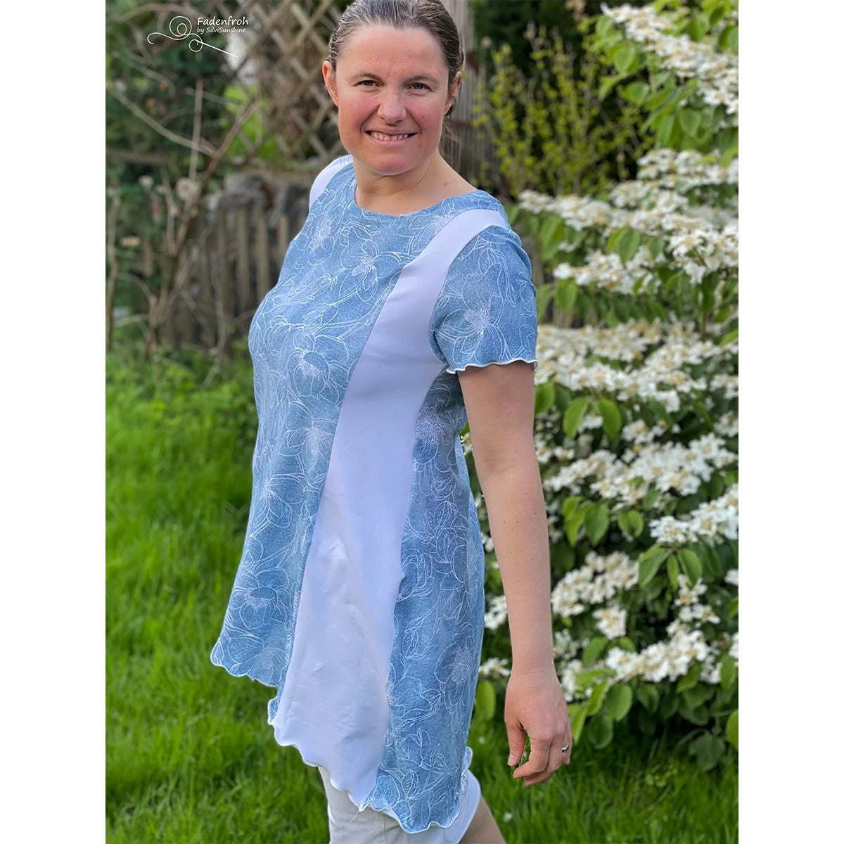 Sandras Zipfelshirt im Stoffmix aus hellblauem Blüten-Print und Weiß, Kurzarm mit Rollsaum, Seitenansicht der A-Linie mit Zipfeln