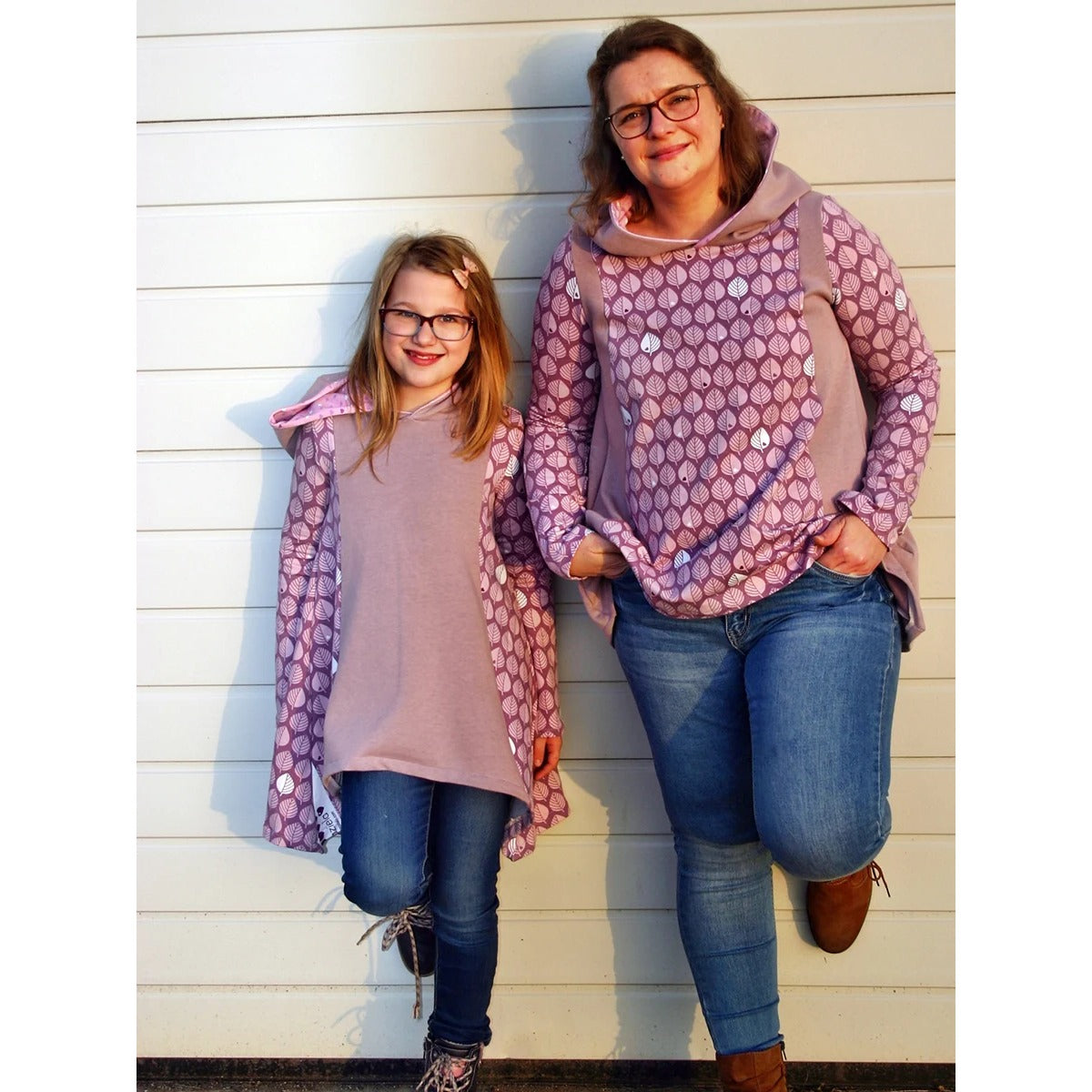 Sandras Zipfelshirt in Altrosa mit Blätter-Print und Schalkragen-Kapuze, Langarm, im Partnerlook mit Lottis Zipfelshirt (Kind), Vorderansicht
