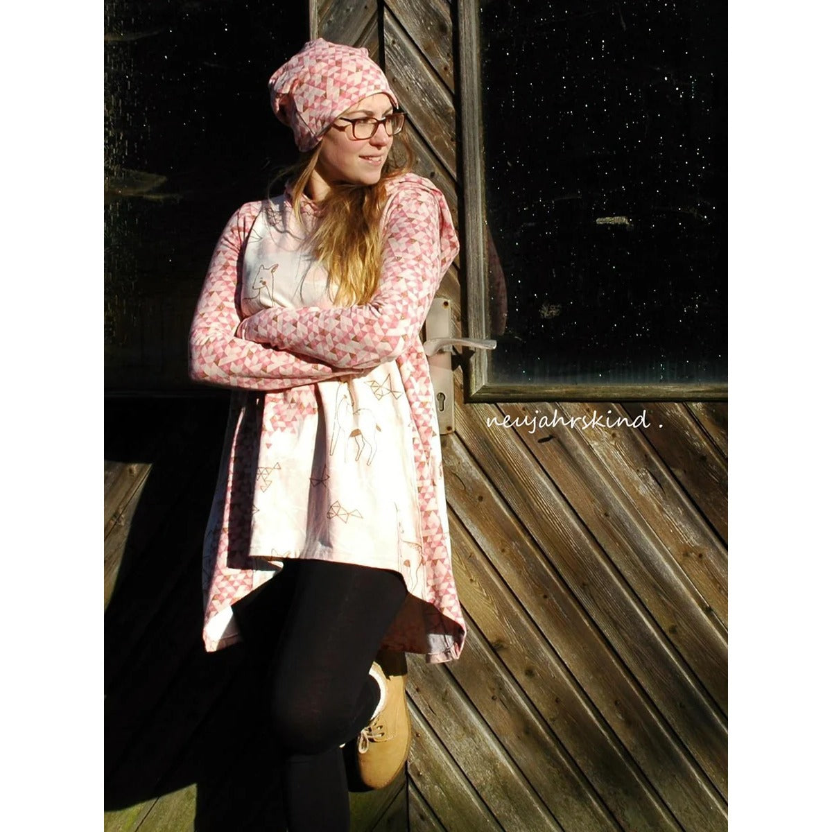 Sandras Zipfelshirt in Rosa mit grafischem Dreiecks-Print und Reh-Motiv, mit Kapuze, Langarm, Tunika-Länge mit Zipfelsaum