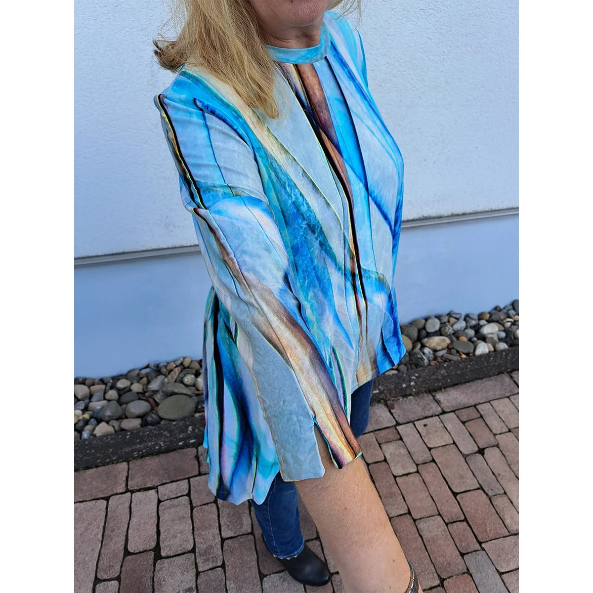 Schößchenshirt Emmelie – blaues Shirt mit abstraktem Aquarell-Muster in Blau- und Brauntönen, Detailansicht des 3/4-Ärmels mit eingearbeitetem Schlitz