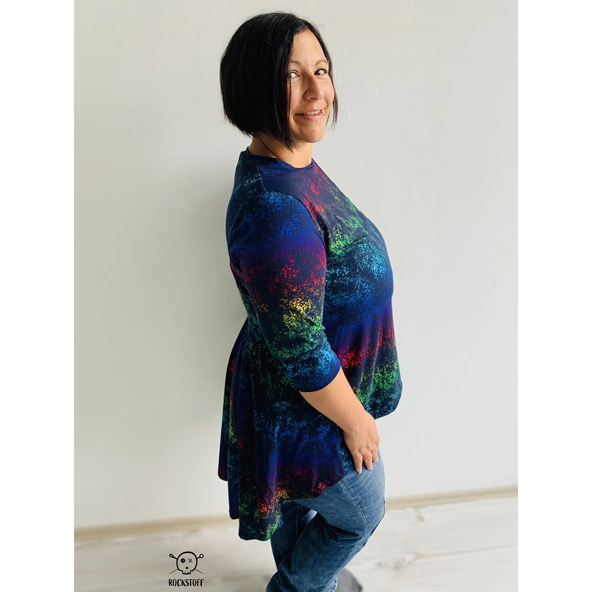 Schößchenshirt Emmelie – dunkelblaues Shirt mit regenbogenfarbenem Muster und 3/4-Ärmeln, Seitenansicht