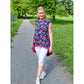 Schößchenshirt Emmelie – dunkelblaues ärmelloses Shirt mit rotem Rosen-Print und Spitze