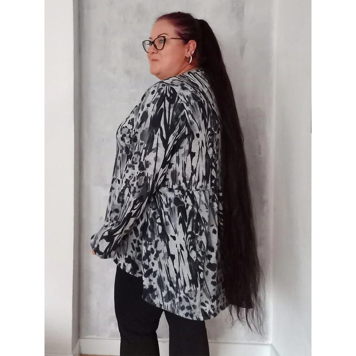 Schößchenshirt Emmelie – grau-schwarz gemustertes Shirt mit kurzem Schößchen