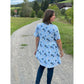 Schößchenshirt Emmelie – hellblaues Shirt mit Blätter-Print, kurzen Ärmeln und kurzem Schößchen