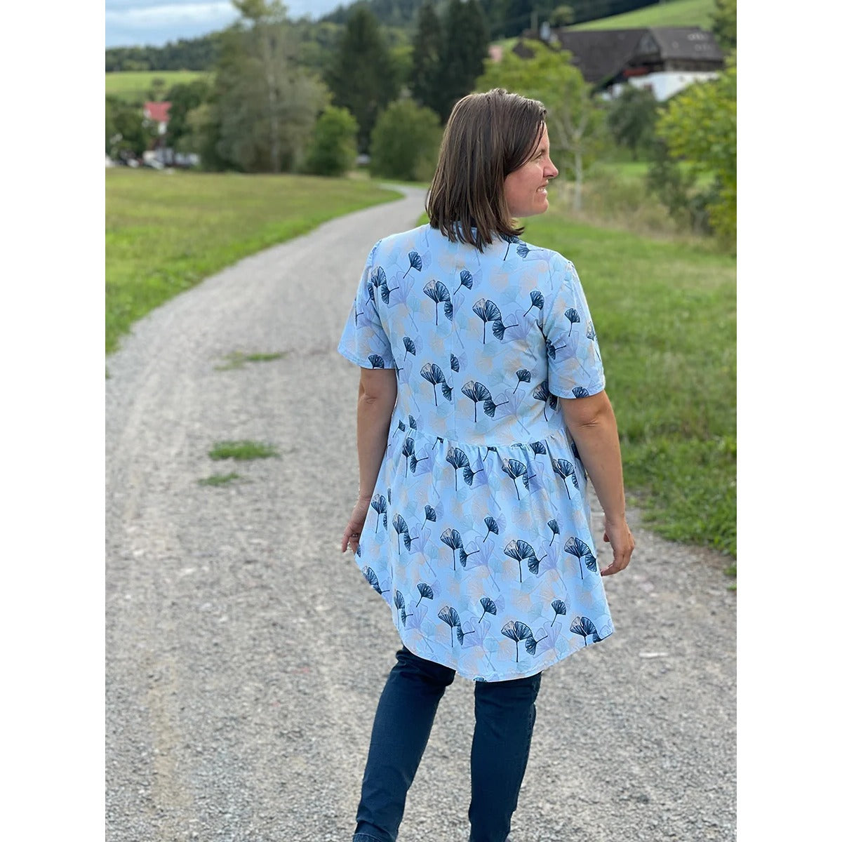 Schößchenshirt Emmelie – hellblaues Shirt mit Blätter-Print, kurzen Ärmeln und kurzem Schößchen