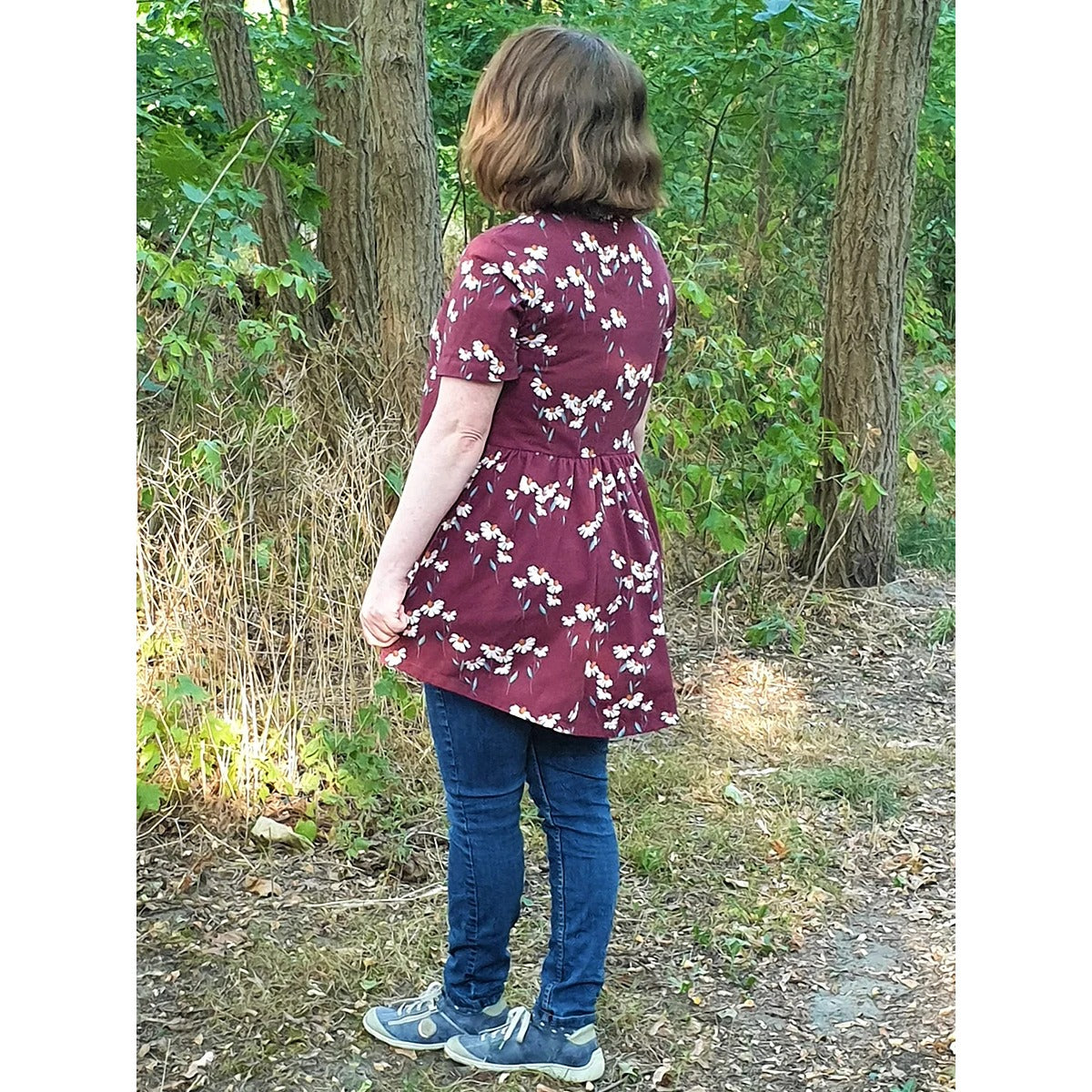 Schößchenshirt Emmelie – weinrotes Shirt mit Blümchen-Print, kurzen Ärmeln und kurzem Schößchen