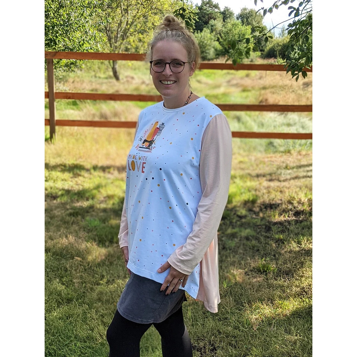 Schößchenshirt Emmelie – weißes Shirt mit Print und apricotfarbenen langen Ärmeln und Rückteil, zum Rock getragen