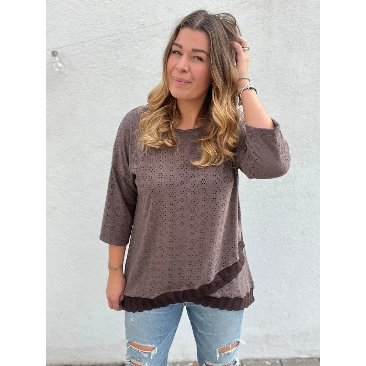 Shabby Asymmetrie Hoodie in taupe aus Lochjersey mit Spitzenborte am asymmetrischen Lagensaum, 3/4-Arm, Rundhals, Vorderansicht