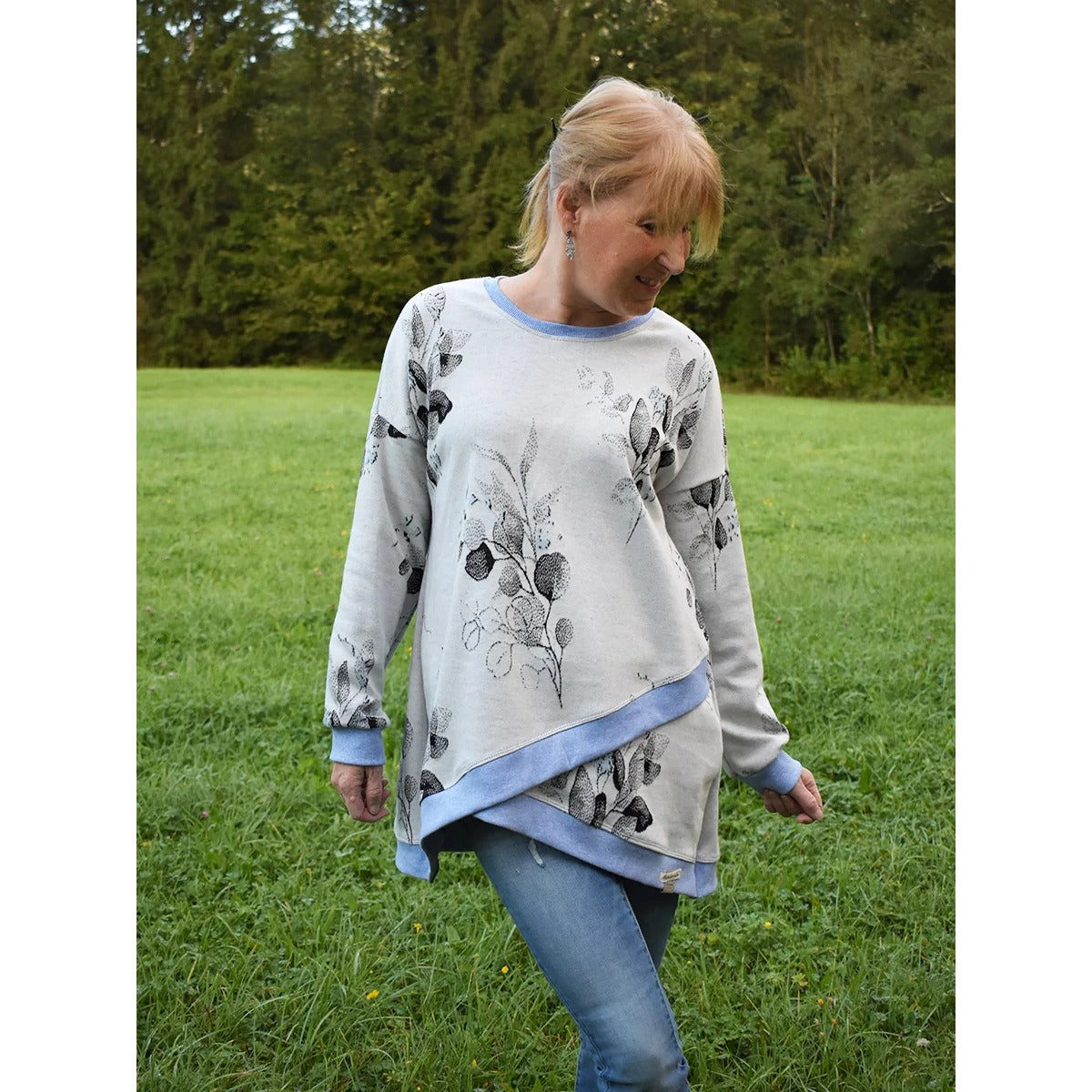 Shabby Asymmetrie Hoodie in Hellgrau mit schwarzem Eukalyptus-/Blätter-Print und hellblauen Bündchen, Langarm, asymmetrischer Lagensaum