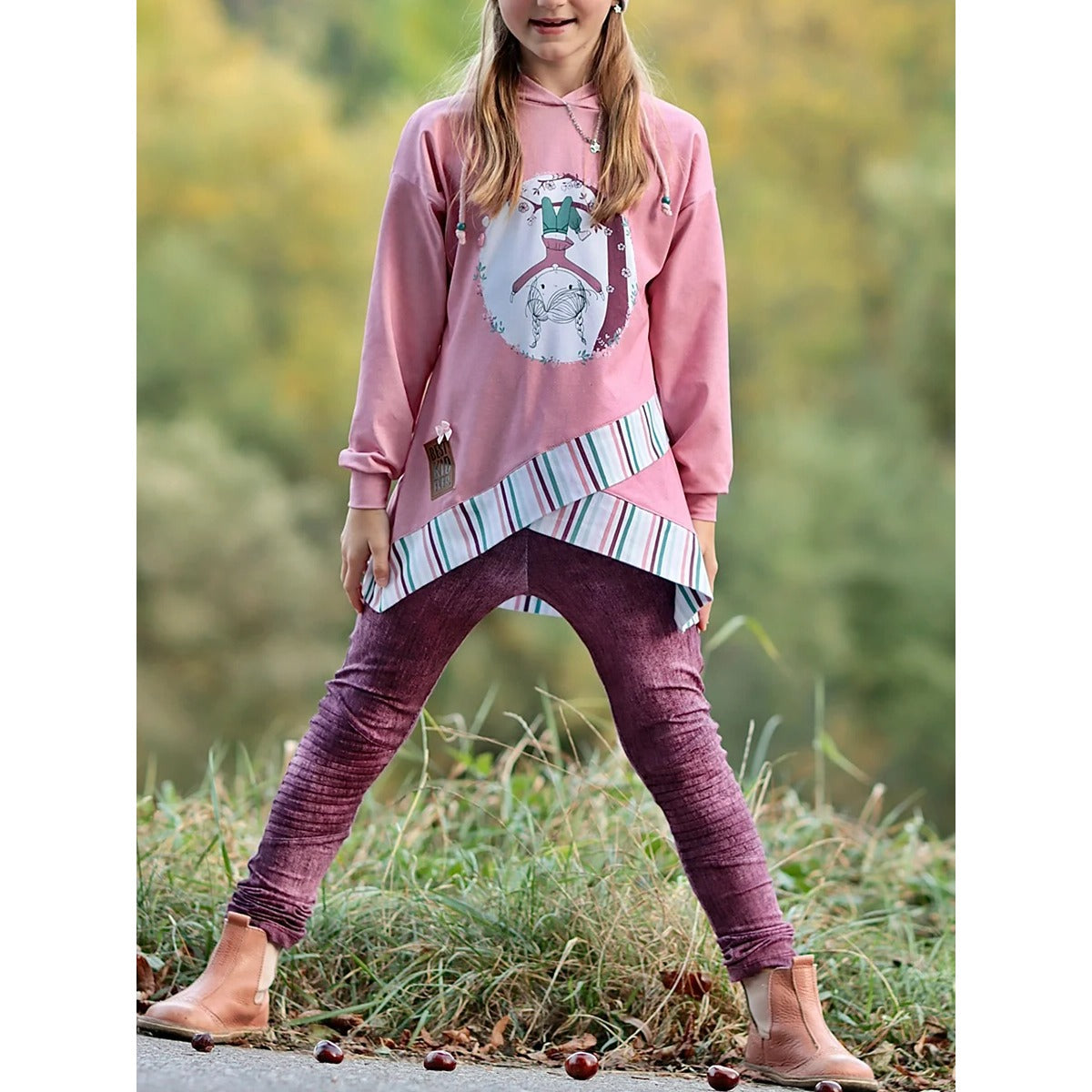 Shabby Asymmetrie Hoodie in Altrosa mit Mädchen-am-Ast-Print, Kapuze und geringeltem Bündchen, asymmetrischer Lagensaum, Langarm
