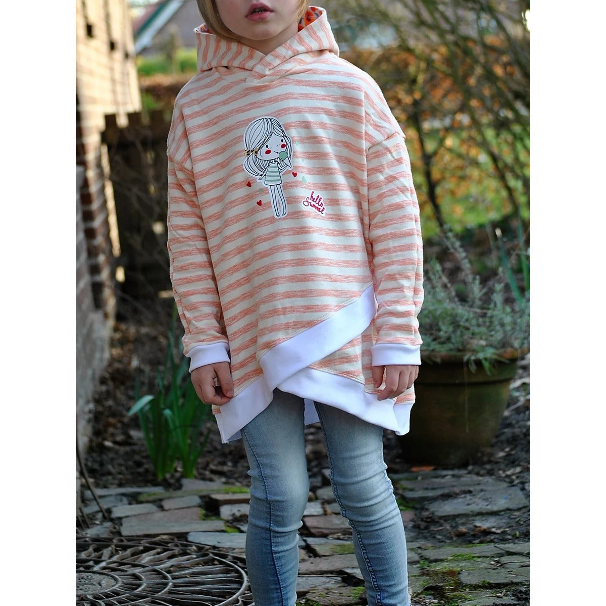 Shabby Asymmetrie Hoodie aus apricot-weiß gestreiftem Sweat mit weißem Bündchen und weißem Lagensaum, Kapuze, Langarm, oversized