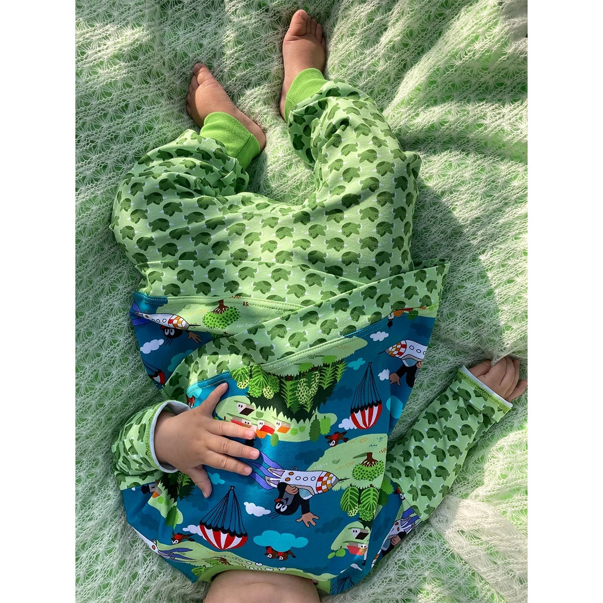 Shabby Asymmetrie Hoodie fürs Baby in Grün und Blau mit Maulwurf-Print, asymmetrischer Lagensaum, liegend fotografiert