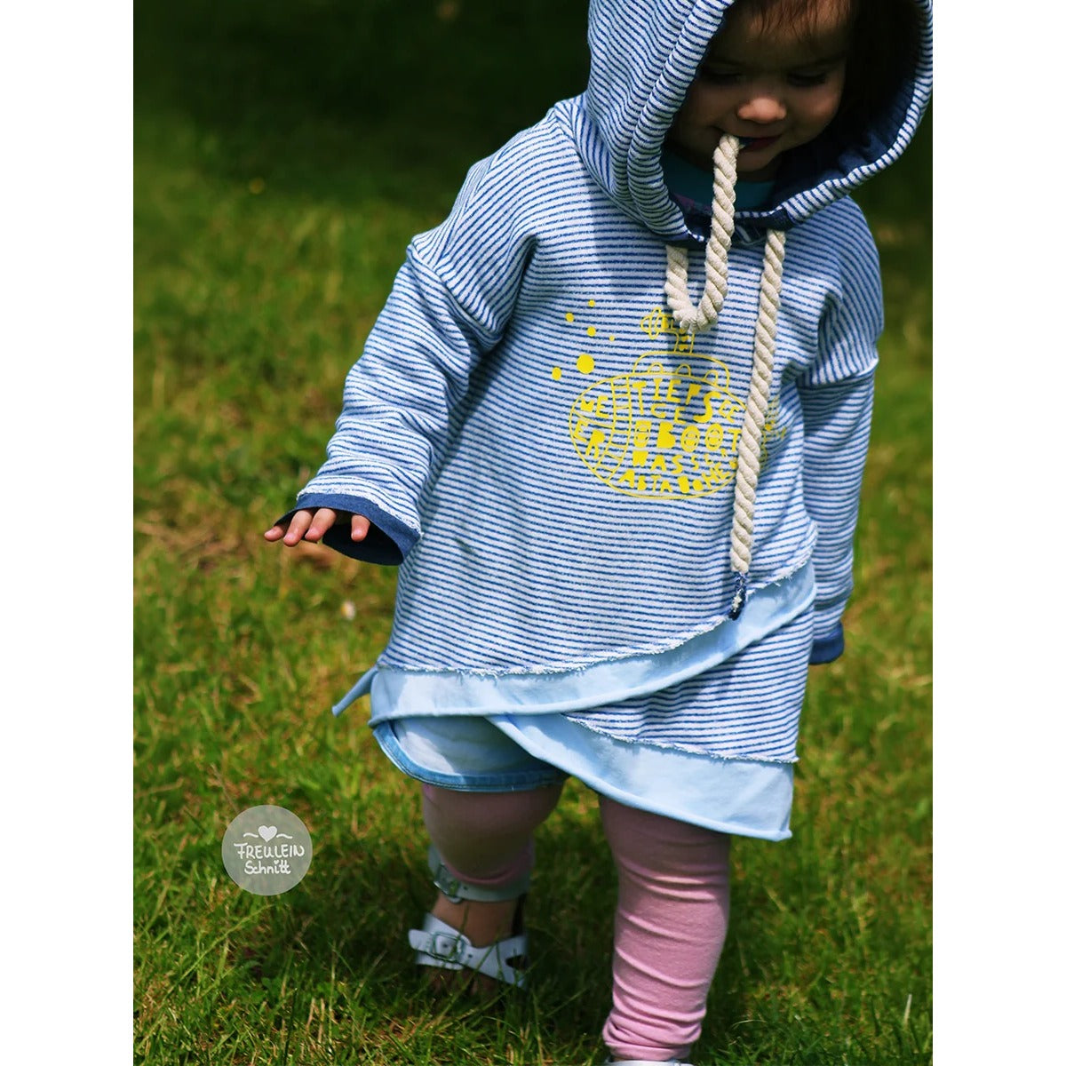 Shabby Asymmetrie Hoodie blau-weiß gestreift mit gelbem maritimem Plott, Kapuze mit dicker Kordel und hellblauem Bündchen, Langarm