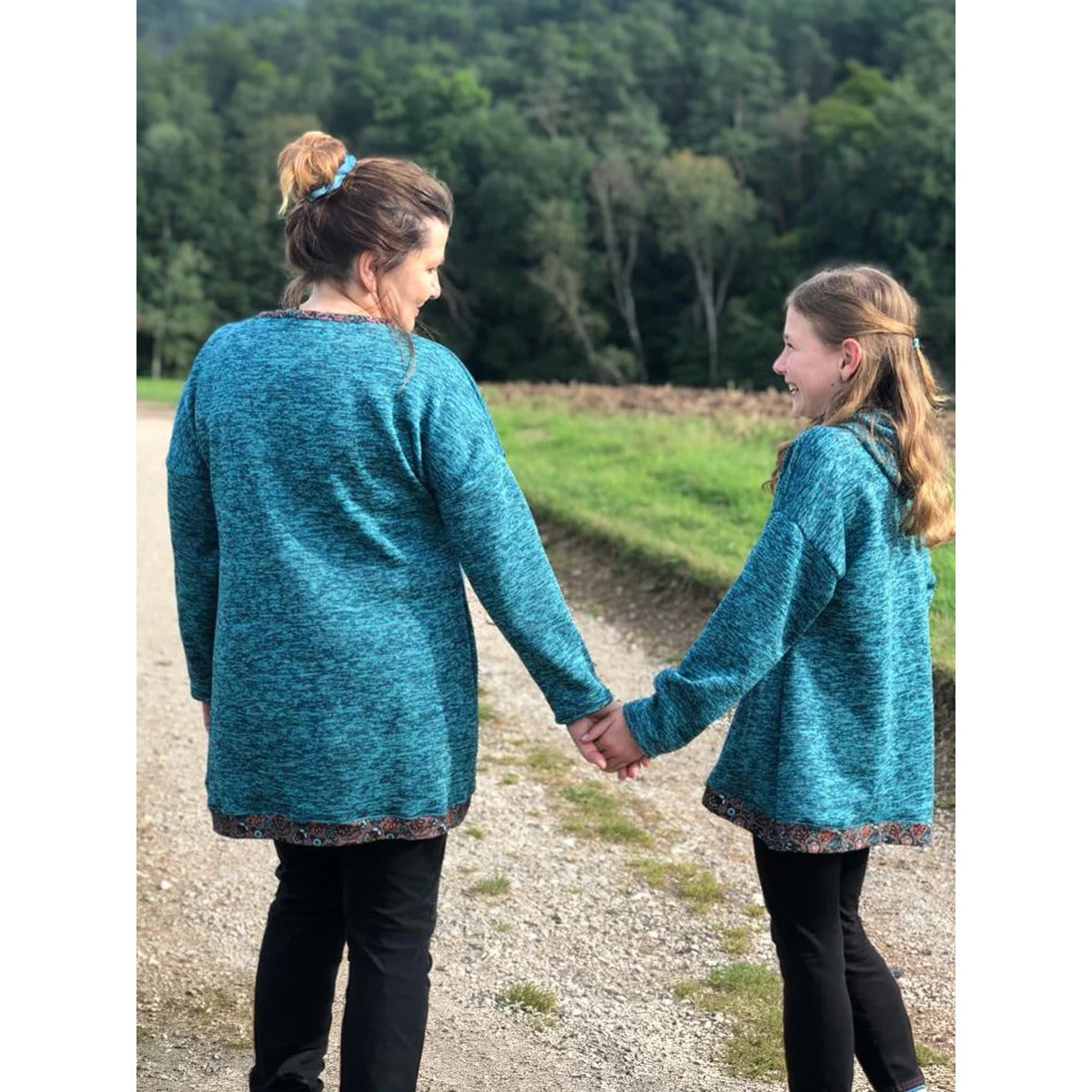 Shabby Asymmetrie Hoodie in Petrol-Melange, Rückansicht im Partnerlook Damen und Kind, gemustertes Saumband, Langarm