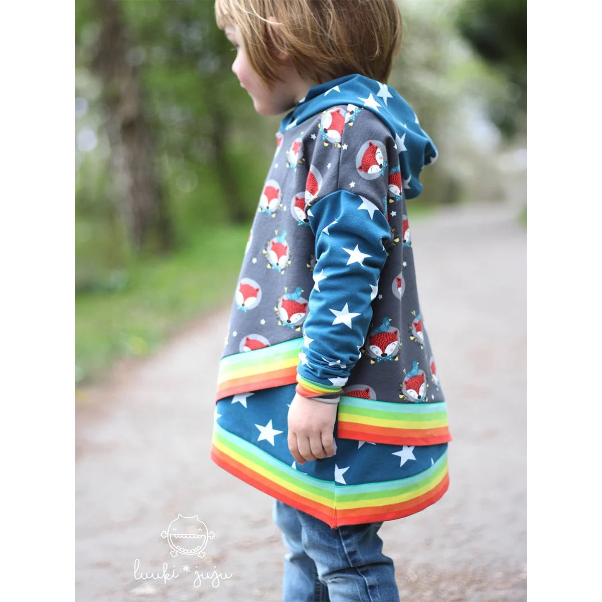 Shabby Asymmetrie Hoodie im Stoffmix mit Fuchs- und Sternenstoff in Grau und Petrol, Regenbogen-Ringelbündchen, Ansatz vorn und hinten, Seitenansicht Junge – Stoffreste kombiniert