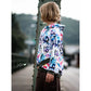 Shabby Asymmetrie Hoodie im bunten Graffiti-Print auf Weiß mit dunkelgrünem Bündchen, Kapuze, Langarm, Seitenansicht