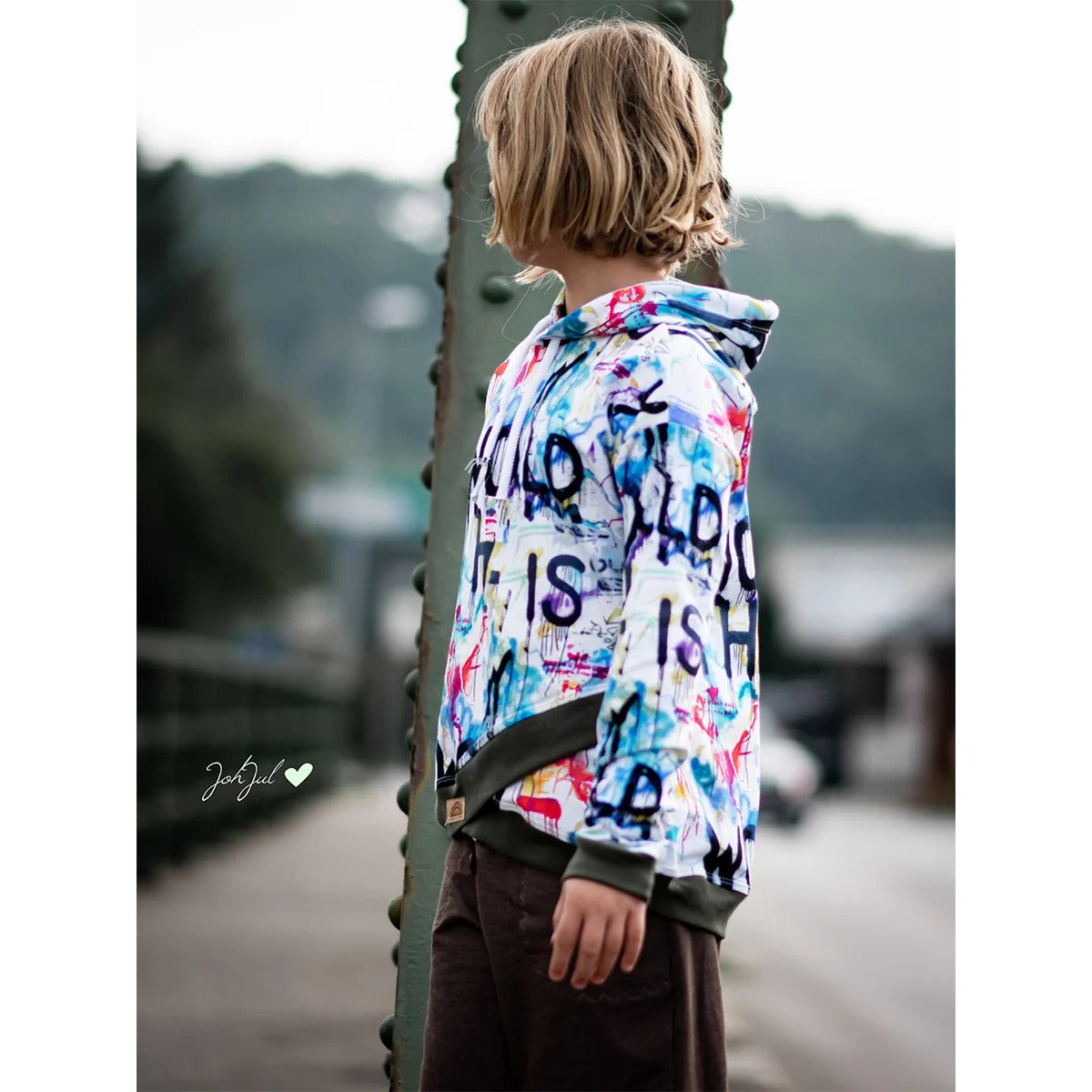 Shabby Asymmetrie Hoodie im bunten Graffiti-Print auf Weiß mit dunkelgrünem Bündchen, Kapuze, Langarm, Seitenansicht