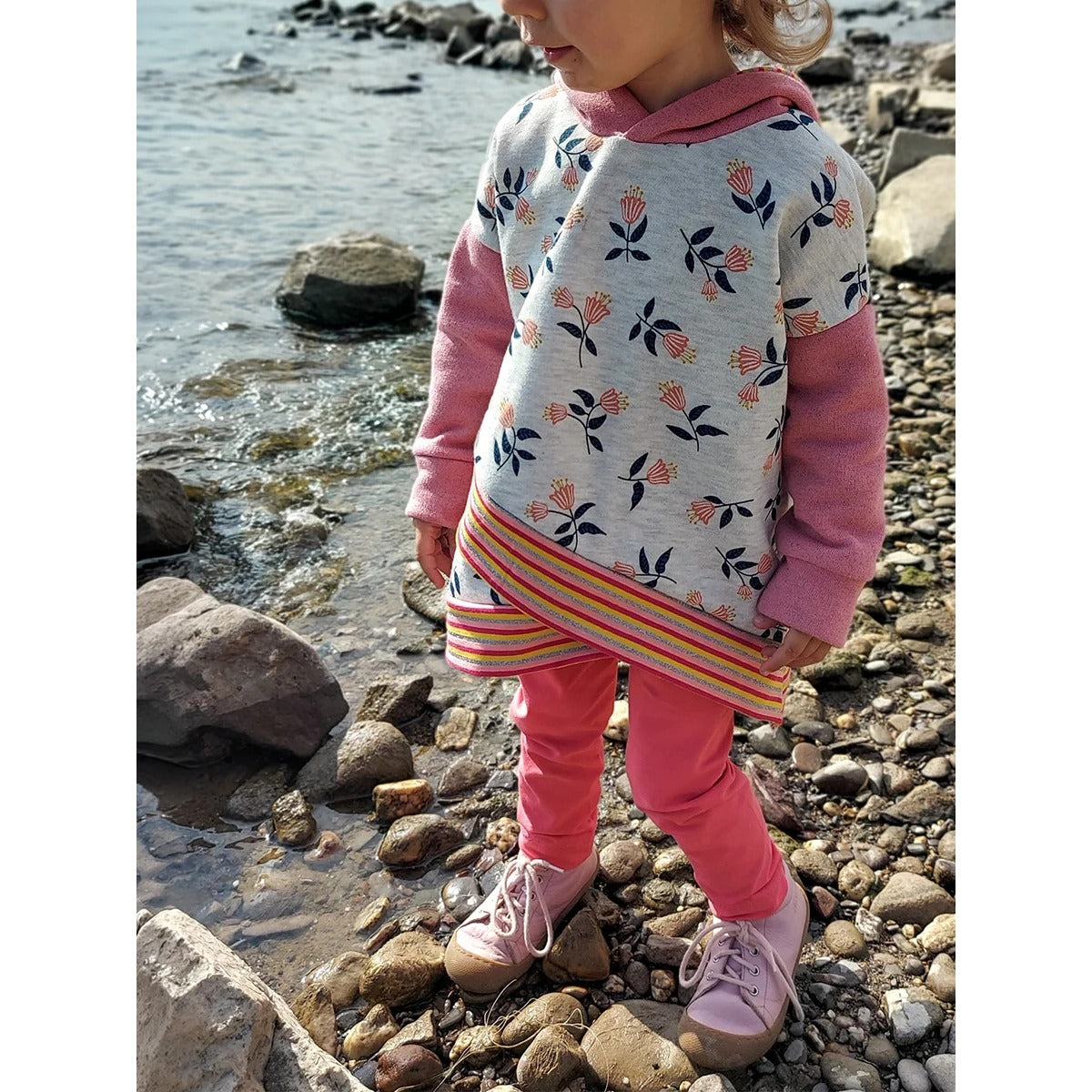 Shabby Asymmetrie Hoodie in Grau mit Blumendruck, rosa Ärmeln, Kapuze und geringeltem Bündchen, asymmetrischer Lagensaum, Langarm