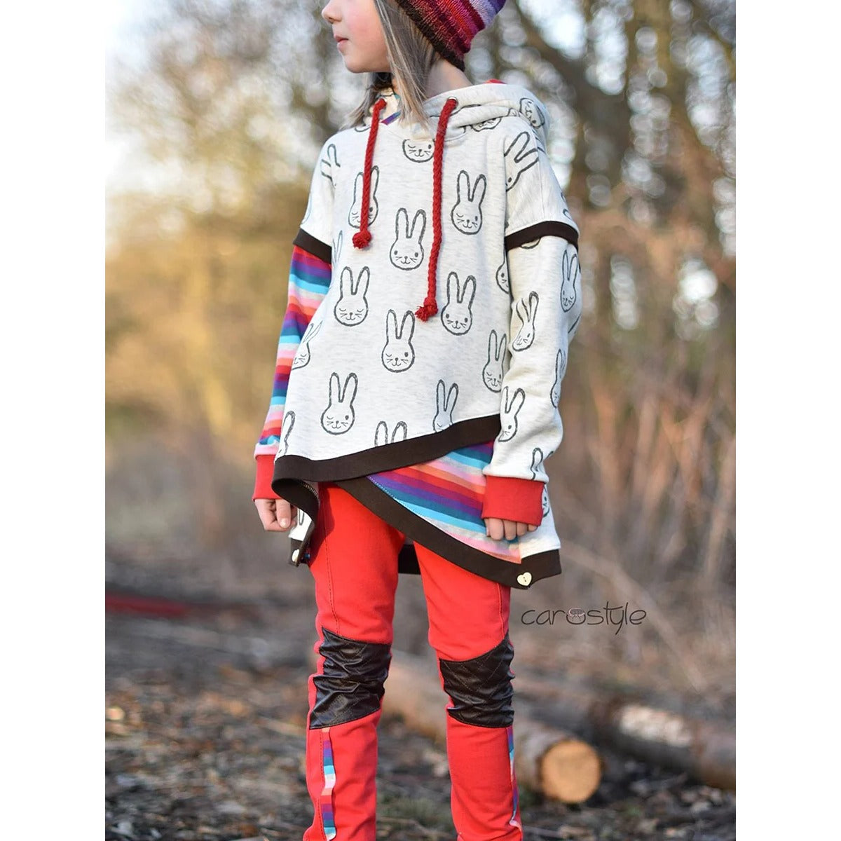 Shabby Asymmetrie Hoodie in Hellgrau meliert mit Hasen-Print, Regenbogen-Ringelärmeln und braunem Bündchen, Kapuze, Langarm