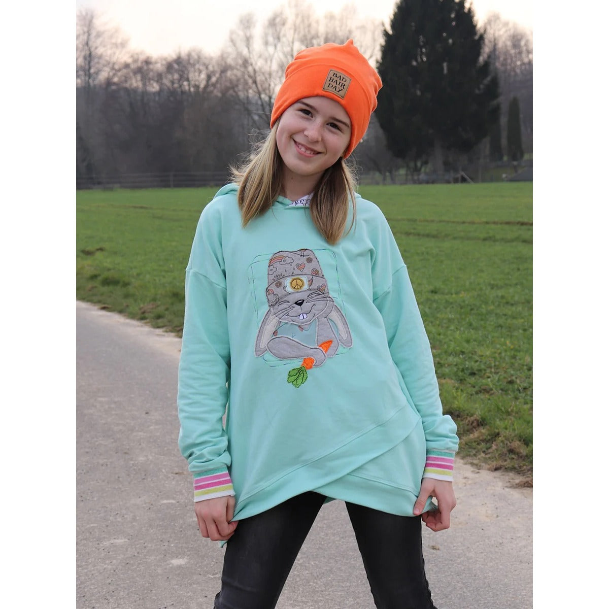 Shabby Asymmetrie Hoodie in Mint mit aufgesticktem Hasen-Motiv (Stickdatei) und geringelten Ärmelbündchen, Kapuze, Langarm, Teenager