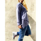 
Shabby Asymmetrie Hoodie in Blaugrau, Seitenansicht mit Kapuze und asymmetrischem Lagensaum, Langarm mit offenen Bündchen

