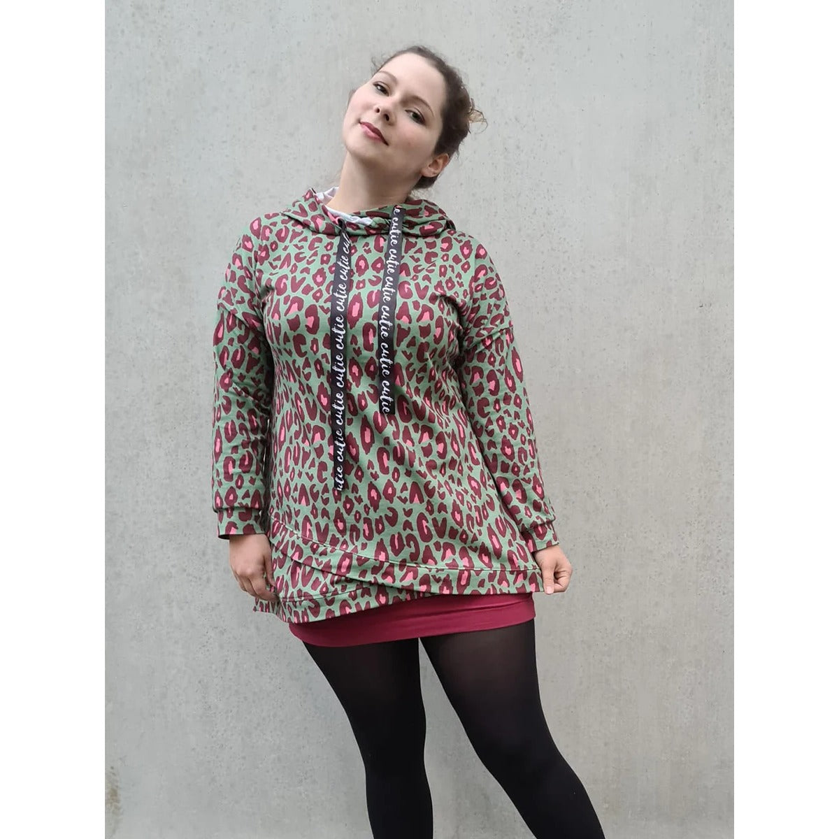Shabby Asymmetrie Hoodie in Grün mit pink-beerigem Leo-Print, Kapuze mit „cutie“-Kordel, Langarm, Tunika-Länge