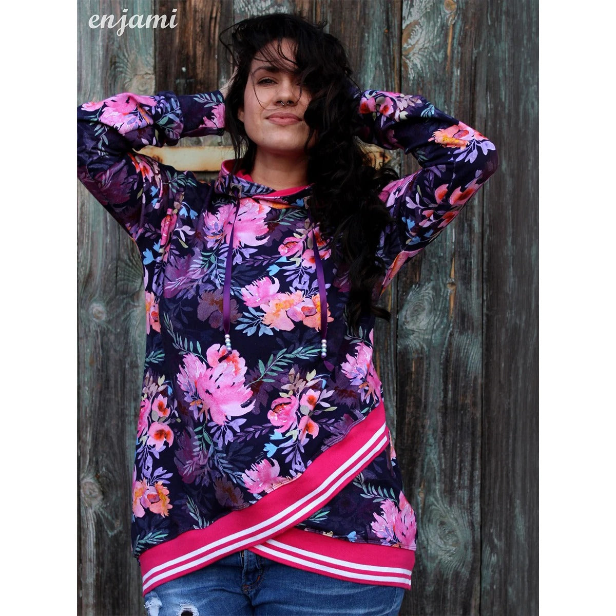 Shabby Asymmetrie Hoodie in Dunkelblau mit Aquarell-Blumen-Print in Pink und Lila, Kapuze und pink-weiß gestreiftem Saumband, Langarm
